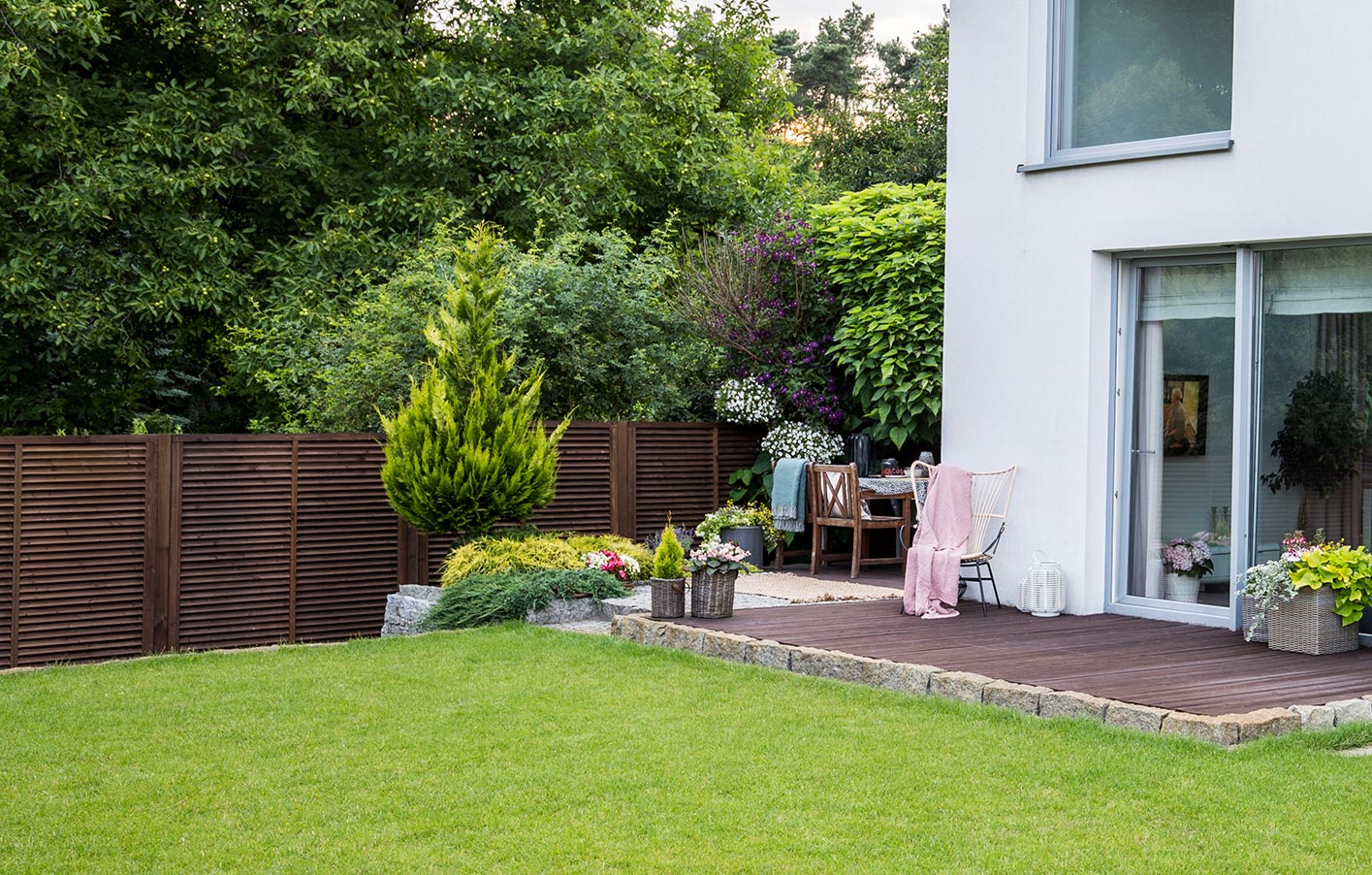 Modernes Einfamilienhaus mit kreativem Gartenzaun