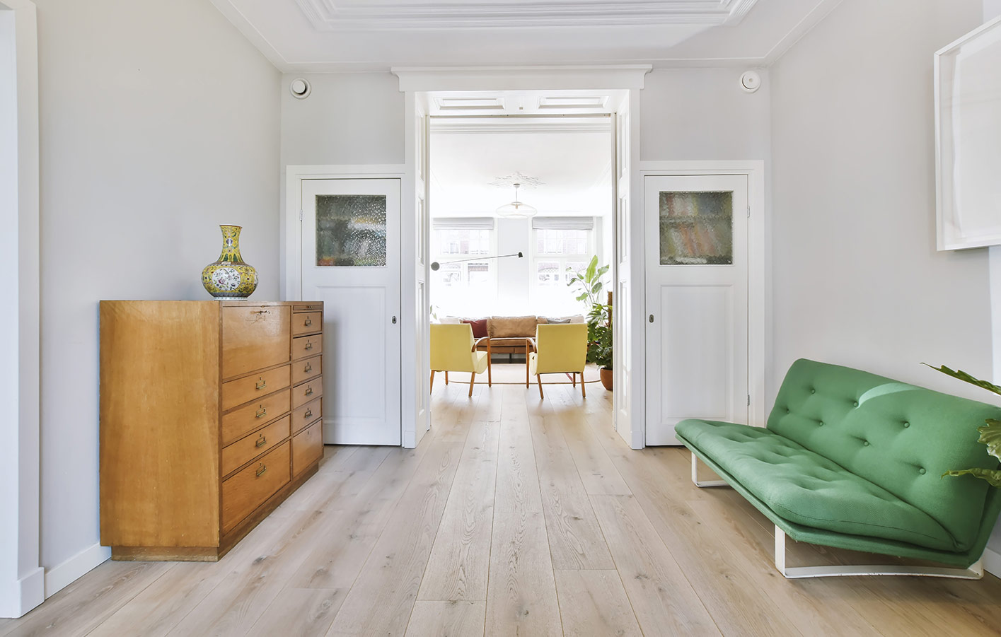 Holzboden oder Parkettboden im modernen Raum Blick vom Raum in das Esszimmer mit Parkettboden