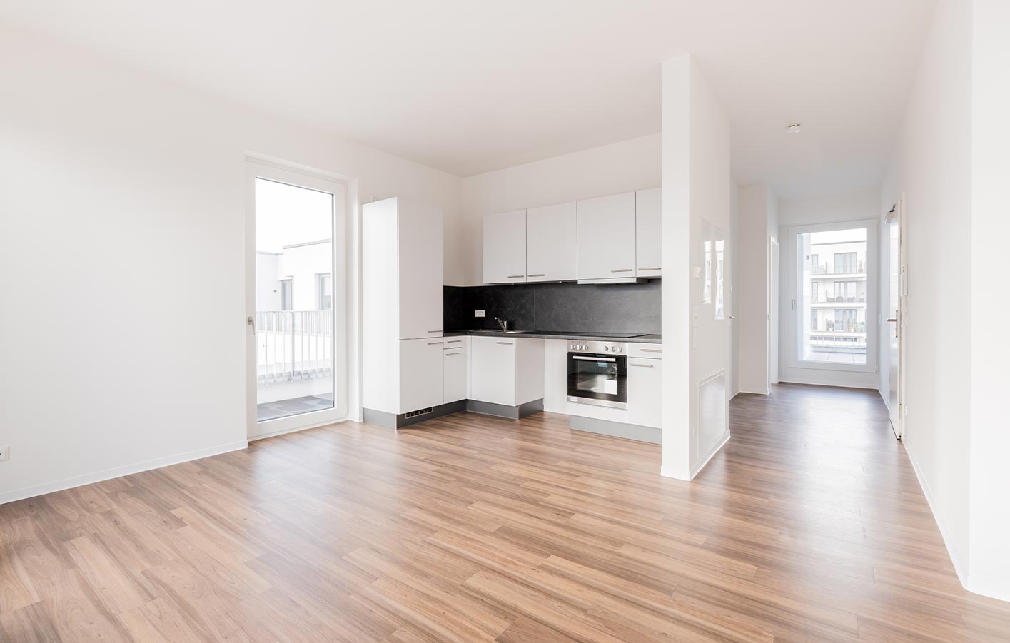 Verlegen Sie 2-Schicht Parkett, Parkettboden im modernen Haus leerer offener Raum mit Holzboden
