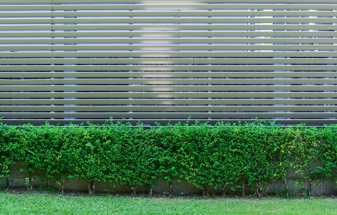 ein Gartenzaun aus Aluminium - moderner Zaun und Sichtschutz Sichtschutz aus Aluminium